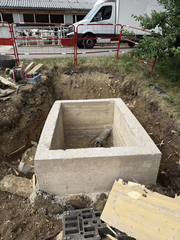 Travaux de fouille et pose d’une chambre pour un réseau de fibre optique par RP CONNECT SARL