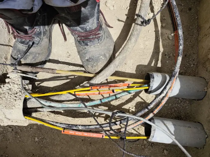 Préparation des conduites et pose de microtubes pour le passage de câbles de fibre optique